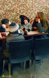 幻灯图集：茱莉和皮特带四个孩子郊游 享用午餐 