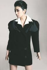 组图：黄奕最新封面大片玩黑白复古风