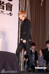 组图：SHINee抵台会粉丝 记者会破冰雕庆功