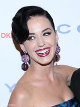 组图：凯蒂-佩里鱼尾印花裙亮相 烈焰红唇美艳