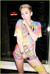 组图：昔日童星麦莉大尺度露乳写真 猛勒下体