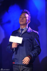 组图：黄家强内地歌迷见面会怀念家驹