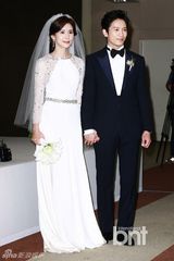 组图：池城李宝英大婚 恩爱亮相摸脸亲吻秀婚戒