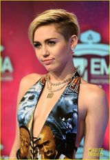 组图：麦莉出席EMA中门大开裸背秀春光