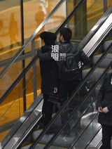 冯绍峰携倪妮度假后回京 恩爱不输老搭档杨幂