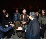 组图：林志玲透视裙见老总 害羞捂胸美沟诱人