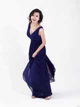 组图：陈好产后复出拍广告 身材婀娜女人味十足