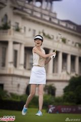 组图：梁咏琪享受阔太生活 向高球教练偷师挥杆