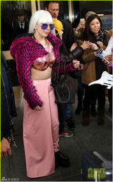 组图：Gaga频换装街头变秀场 女王变夜店女郎