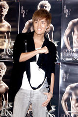 组图：吴克群备战个唱全鸡餐进补 六美女轮番上菜