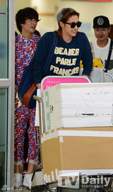 组图：B1A4结束日本演唱会 笑容满面现身机场