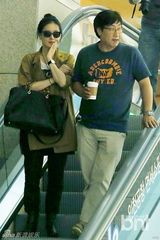 组图：李英爱与丈夫亮相机场 小鸟依人秀恩爱