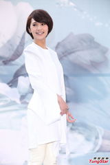 组图：杨丞琳签票会活动 用哑铃搓猛男胸肌