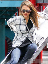 组图：阿尔芭尽显辣妈本色 当众脱衣胸部狂走光