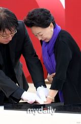 组图：韩老戏骨金智美釜山按手印 电影节委员长助阵