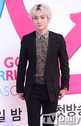 组图：SJ希澈与SHINeeKey携妻亮相发布会