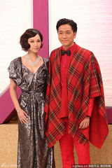 组图：徐子珊挤奶秀钻饰 吴卓羲小丑斗篷抢镜