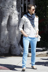 高清组图：杰西卡-阿尔芭街拍 牛仔外套搭蓝裤