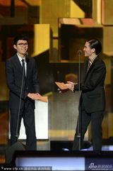 组图：方大同萧敬腾颁奖 互侃入围多次没拿奖