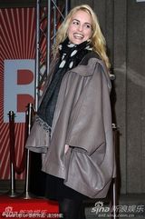 《大器晚成》首映 伊莎贝拉获电影节主席扶肩支持