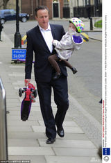 组图：英首相卡梅伦送女上学 萌娃骑爸爸肩头