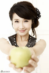 组图：方安娜清纯可爱演绎水果情缘