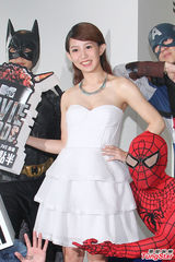 组图：郭书瑶白裙秀E奶 盼男友成超级英雄