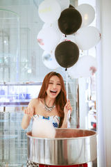 组图：张俪参加时尚派对 玩性大发做爆米花