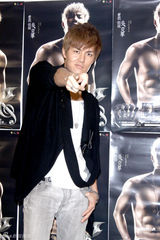 组图：吴克群备战个唱全鸡餐进补 六美女轮番上菜