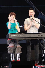 组图：苏打绿演唱会脱衣助兴 王菀之任嘉宾献唱