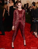 组图:暮光女半裸出镜拍大片 美背缠花深V秀椒乳