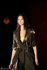 高清图：伊林名模热辣走秀 比拼美腿展露劲暴身材