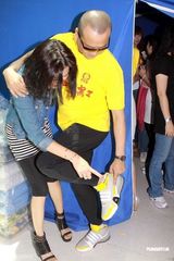 组图：欧阳震华裸体造型亮相 险遭同性当众热吻