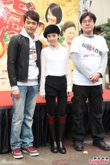 组图：李康宜拜神求票房 爱情长跑结婚顺其自然