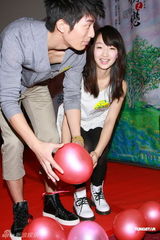 组图：周冬雨窦骁香港宣传《山楂树之恋》