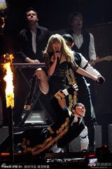 组图：泰勒-斯威夫特劲歌热舞 变装惊艳