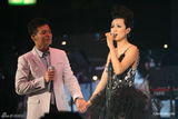 组图：罗敏庄大肚开唱 黄日华王祖蓝现场助阵