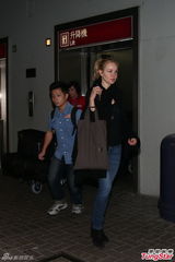 组图：《变4》抵港取景 女主角妮可拉-佩尔茨素颜失措避镜头