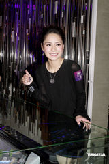 幻灯图：阿娇性感出席酒会 古巨基称被催婚压力大