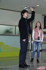 组图：日本花美男三浦春马抵台 粉丝扎堆围观