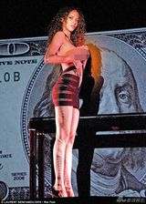 组图：女星诺米-勒努瓦疯马夜总会大跳脱衣舞