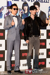 组图：《绅士》重聚韩片《占卜师》首映式