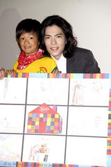 高清图：萧敬腾代言“浮萍儿” 鼓励弱势家庭小朋友