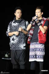 组图：Twins上海开唱张杰助阵 阿Sa赞其好男人