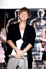 组图：吴克群备战个唱全鸡餐进补 六美女轮番上菜