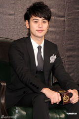 组图：妻夫木聪金马影展会影迷 现场大秀中文