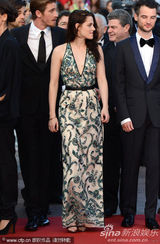 组图：暮光女戛纳走秀罩杯小难撑深V