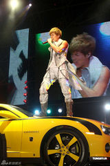 组图：吴克群个唱湿身秀腹肌 和女模互摸掀高潮