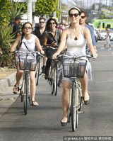 组图：凯蒂-佩里相约友人骑车 爆乳夹手机