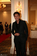 幻灯：薛家燕黄裙优雅亮相婚礼仪式  马德钟显帅气